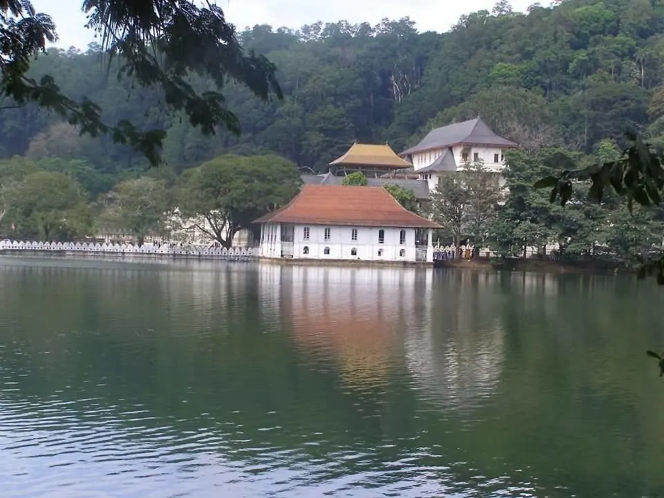 Honeypot Restaurant & Guest House Kandy 0*,